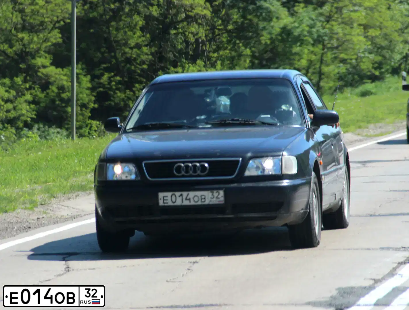 Фото автомобиля AUDI A6, 1996 — госномер Е014ОВ32. Цвет: СИНИЙ