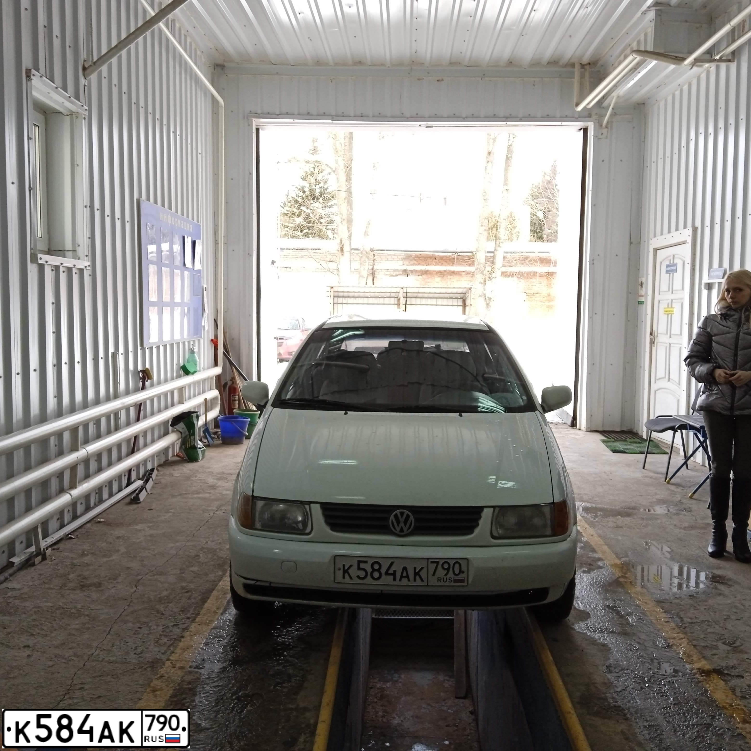 Фото автомобиля VOLKSWAGEN POLO, 1996 — госномер К584АК790. Цвет: Белый