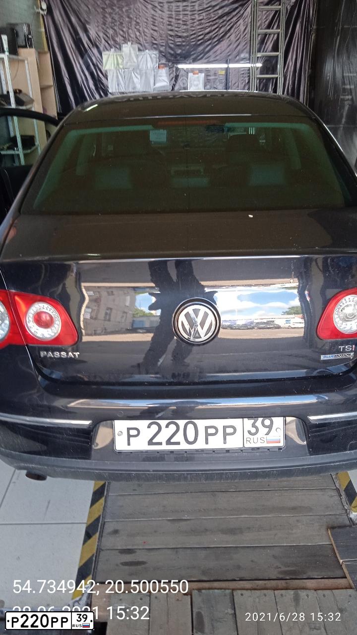 Фото автомобиля VOLKSWAGEN PASSAT, 2010 — госномер Р220РР39. Цвет: ЧЕРНЫЙ