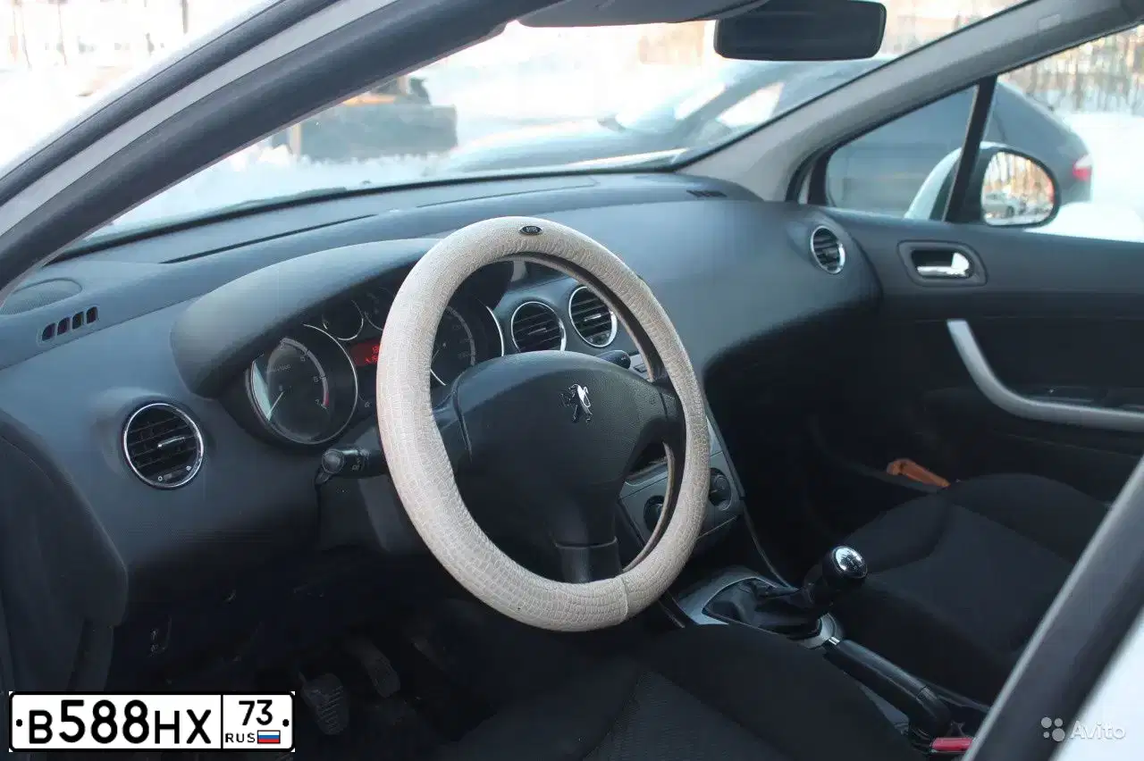 Фото автомобиля PEUGEOT 308, 2010 — госномер В588НХ73. Цвет: Белый