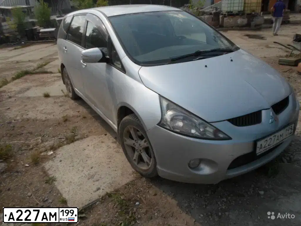 Фото автомобиля MITSUBISHI GRANDIS, 2007 — госномер Е764ТО799. Цвет: СТАЛЬНОЙ