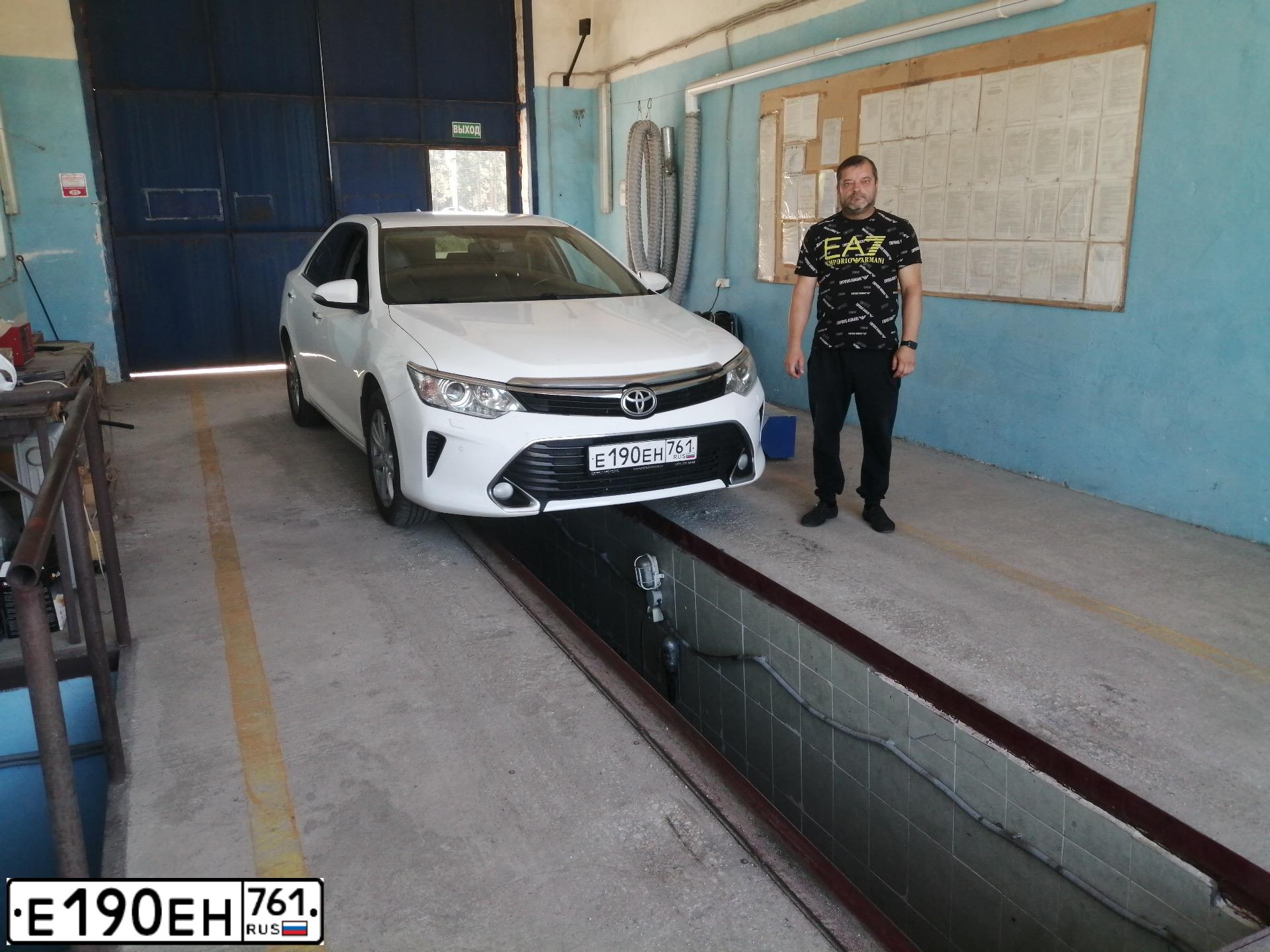 Фото автомобиля TOYOTA CAMRY, 2017 — госномер У120ОО48. Цвет: Белый