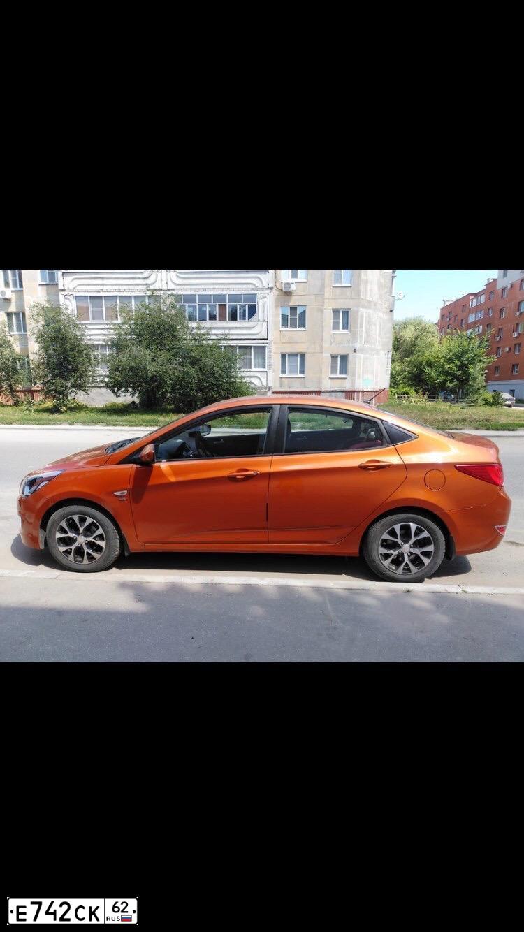 Фото автомобиля HYUNDAI SOLARIS, 2014 — госномер Е742СК62. Цвет: Оранжевый