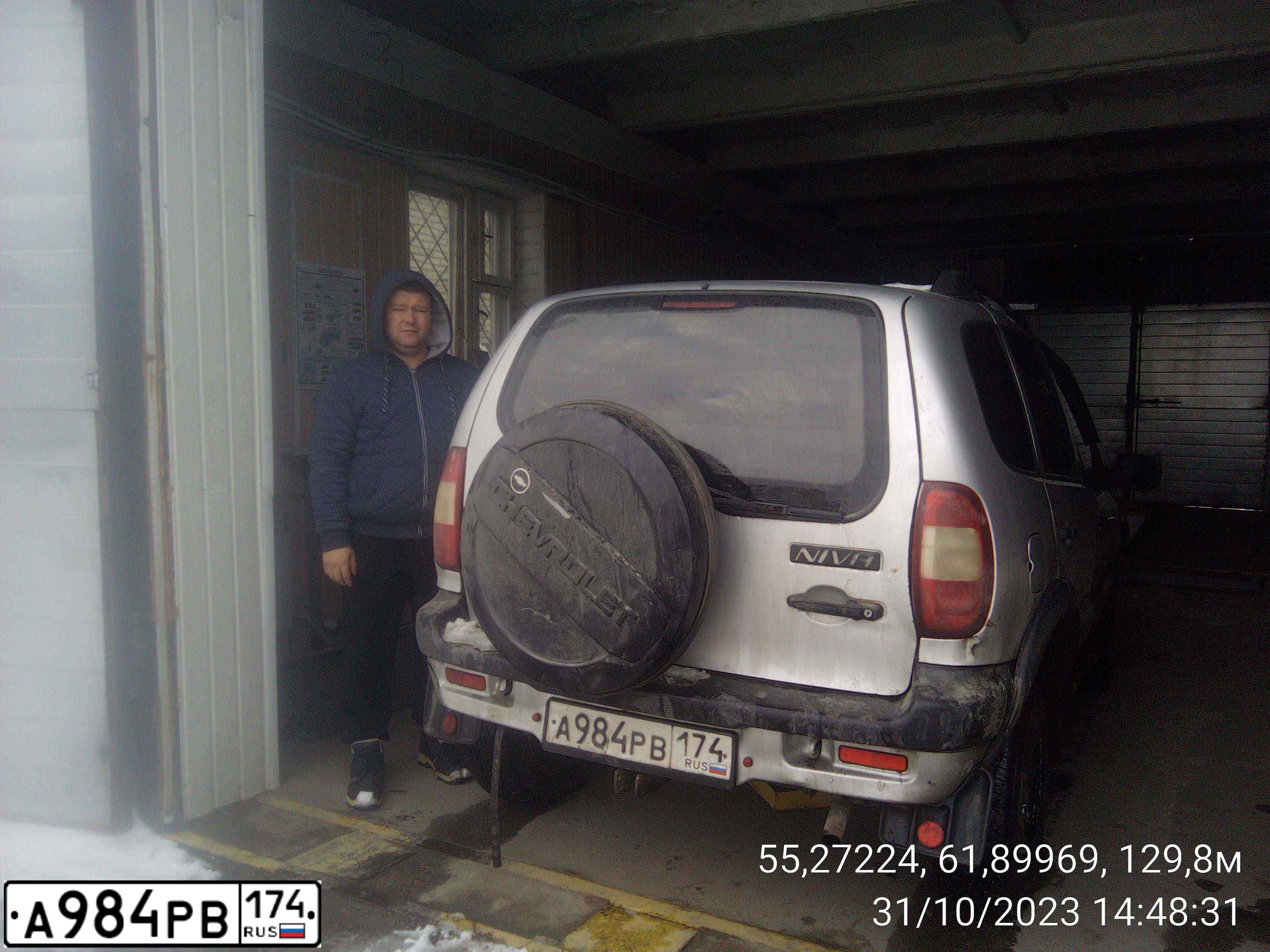 Фото автомобиля CHEVROLET NIVA, 2004 — госномер А984РВ174. Цвет: Белый