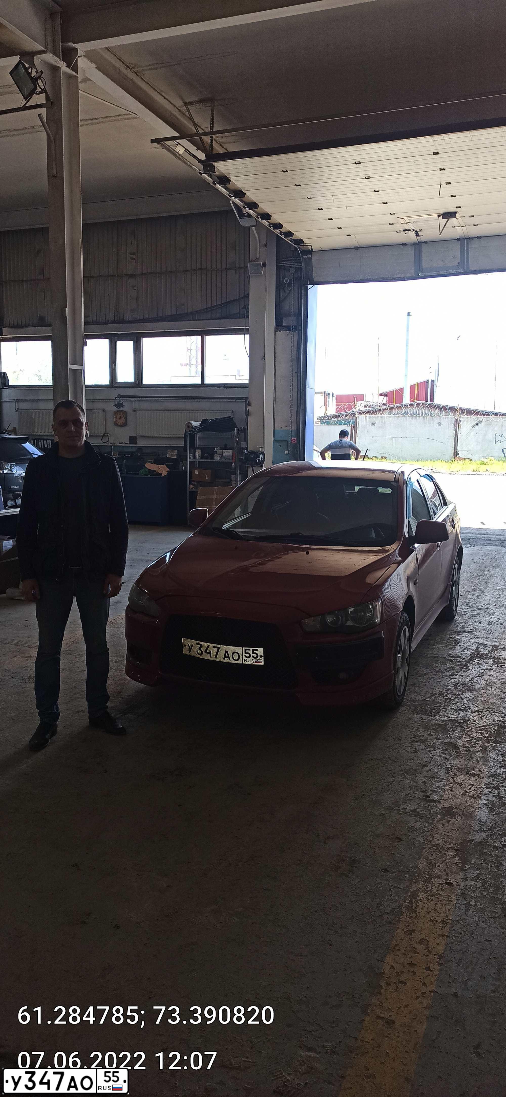 Фото автомобиля MITSUBISHI LANCER, 2008 — госномер Е889НТ186. Цвет: Красный