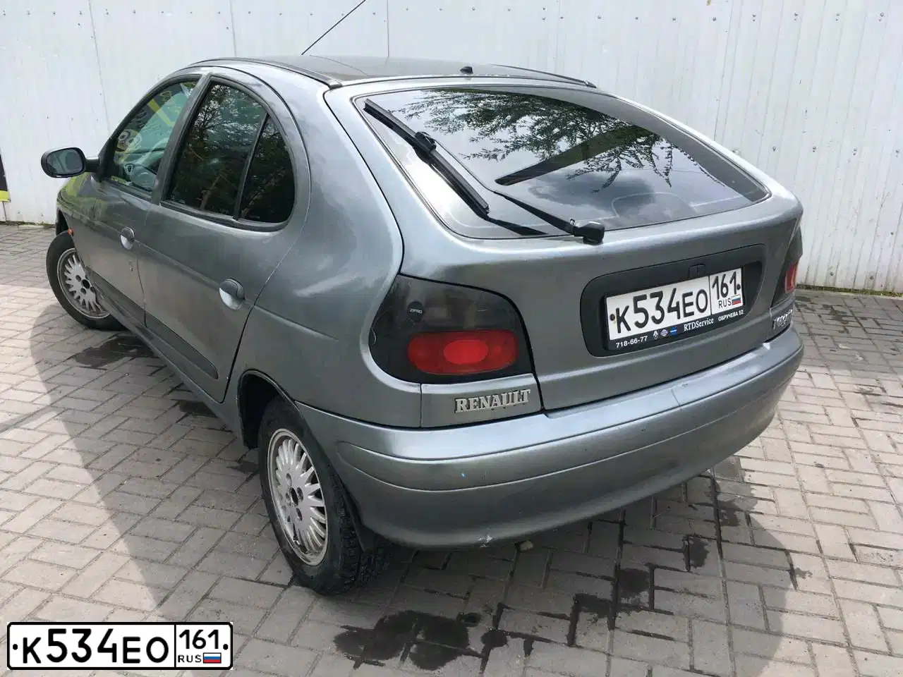 Фото автомобиля RENAULT MEGANE, 1996 — госномер У643РК77. Цвет: ТЕМНО-СЕРЫЙ