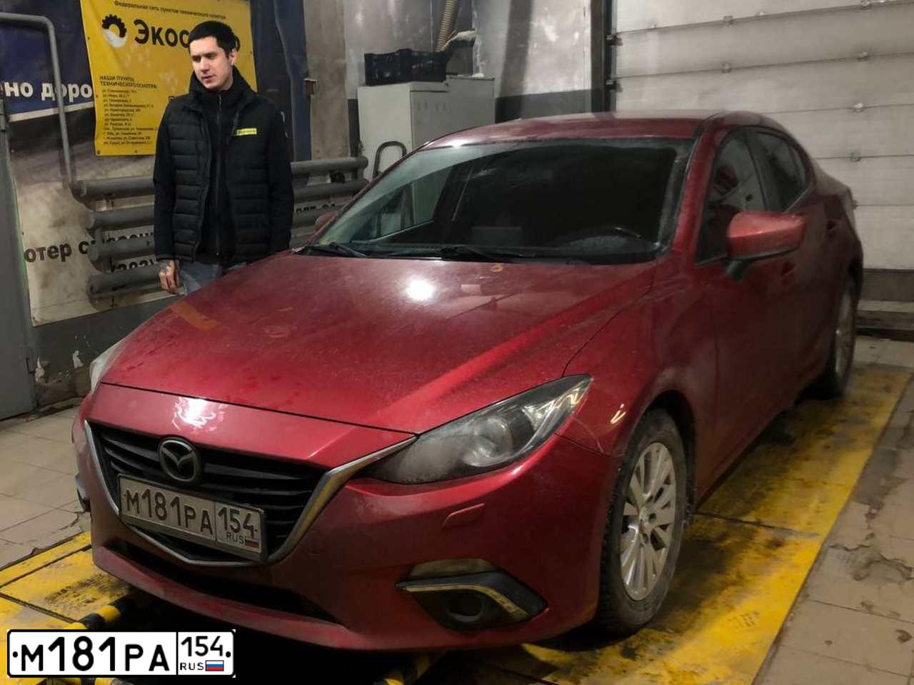 Фото автомобиля MAZDA 3, 2014 — госномер М181РА154. Цвет: Красный