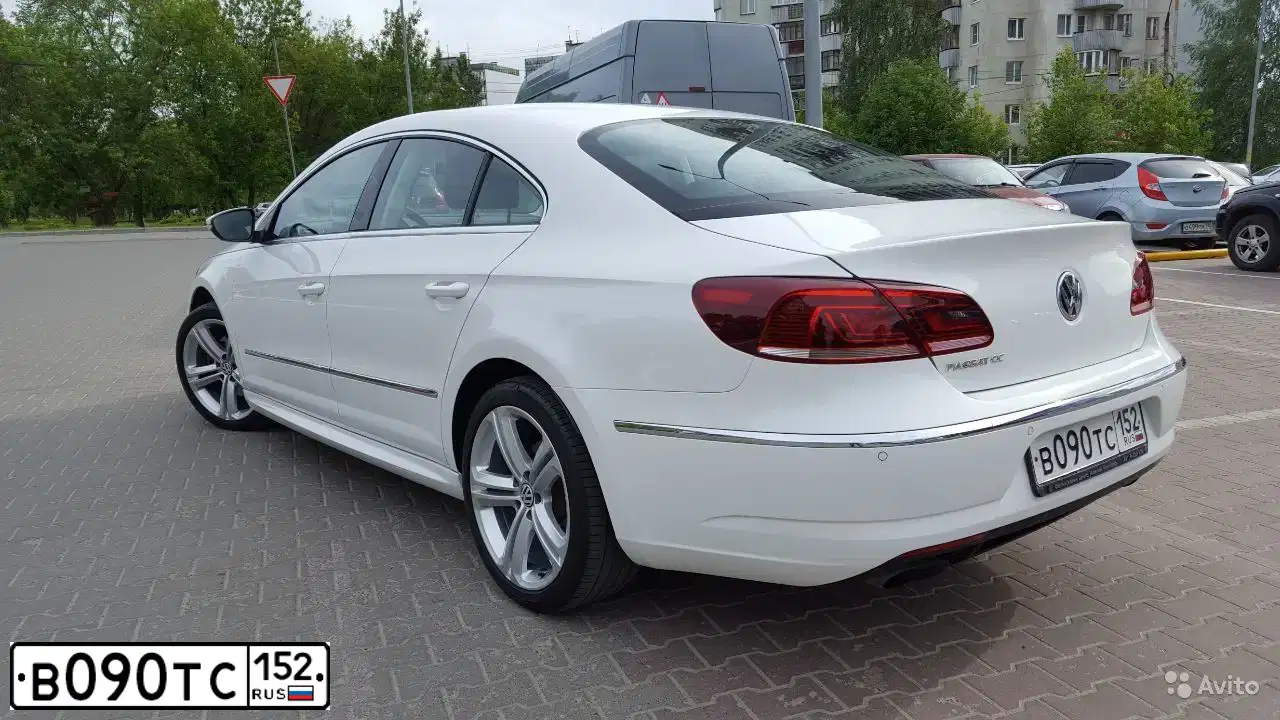 Фото автомобиля VOLKSWAGEN PASSAT, 2013 — госномер Р243НМ152. Цвет: Белый