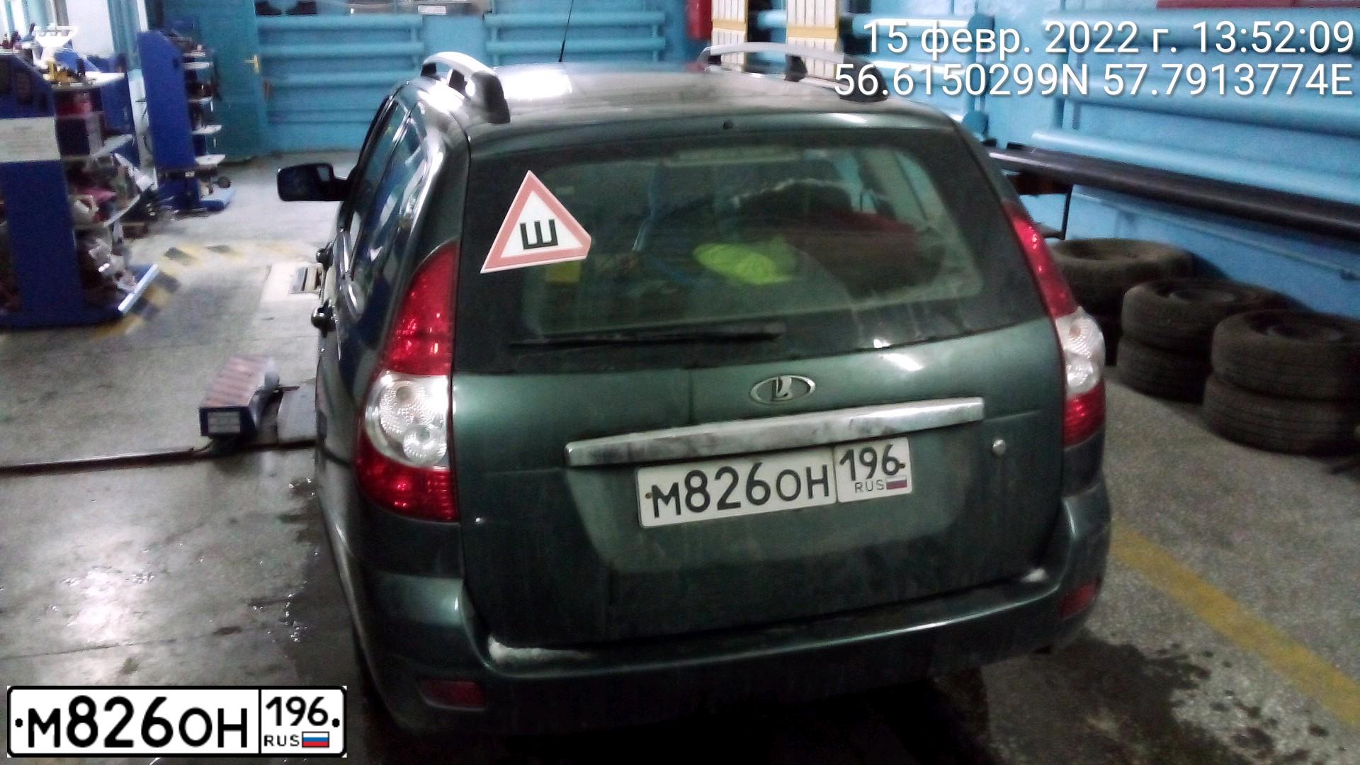 Фото автомобиля LADA 2171 PRIORA, 2011 — госномер М826ОН196. Цвет: СЕРО-ЗЕЛЕНЫЙ