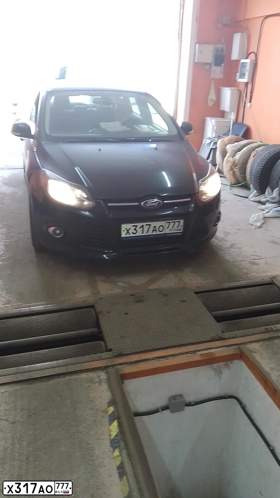 Фото автомобиля FORD FOCUS, 2012 — госномер Т125ХТ180. Цвет: ЧЕРНЫЙ