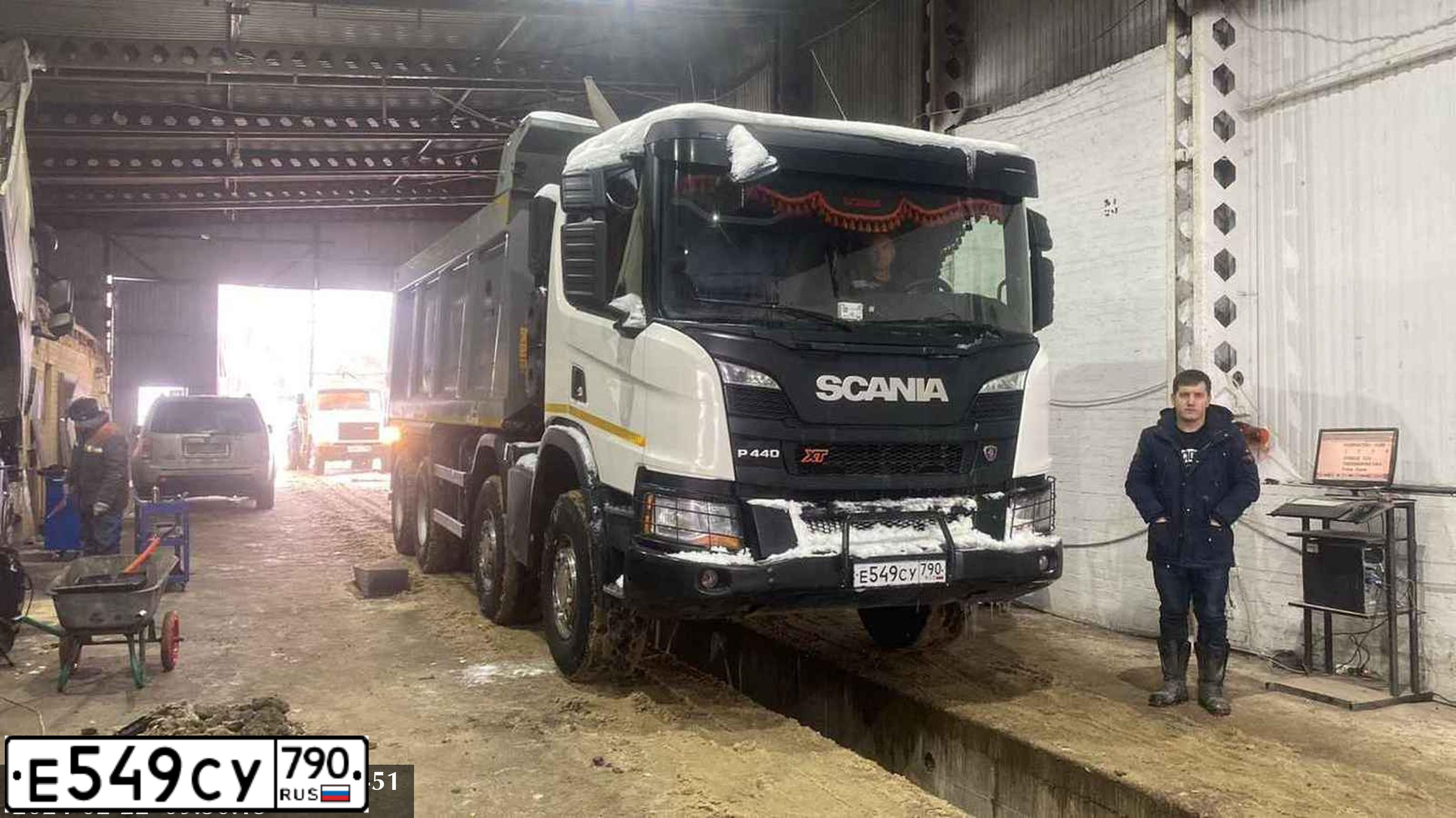 Фото автомобиля SCANIA SERIE P /8X4/, 2019 — госномер Е549СУ790. Цвет: Белый
