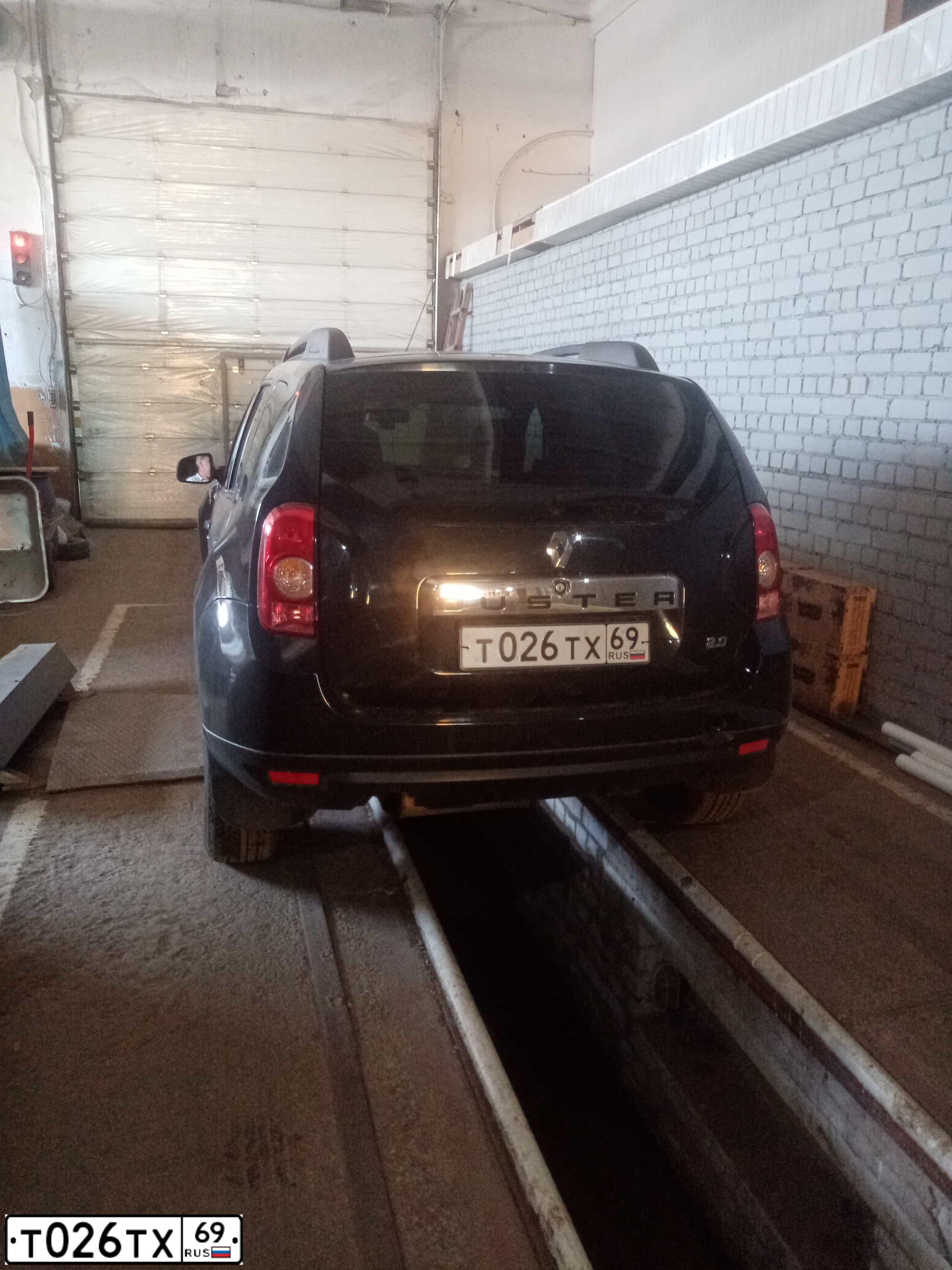 Фото автомобиля RENAULT DUSTER, 2014 — госномер Т026ТХ69. Цвет: ЧЕРНЫЙ