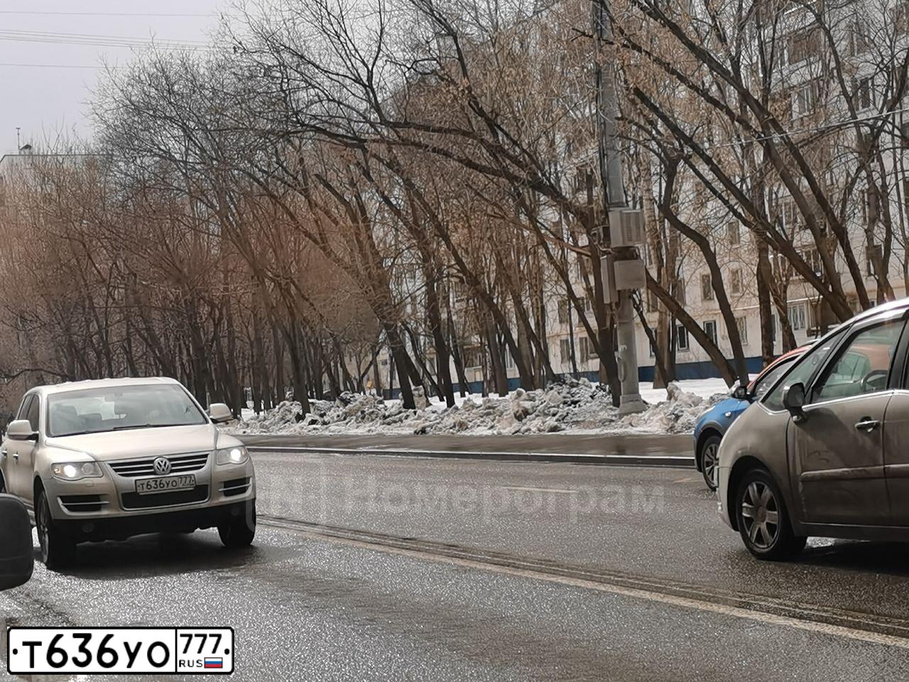 Фото автомобиля VOLKSWAGEN TOUAREG, 2008 — госномер А605ТС197. Цвет: Серебристо-Желтый