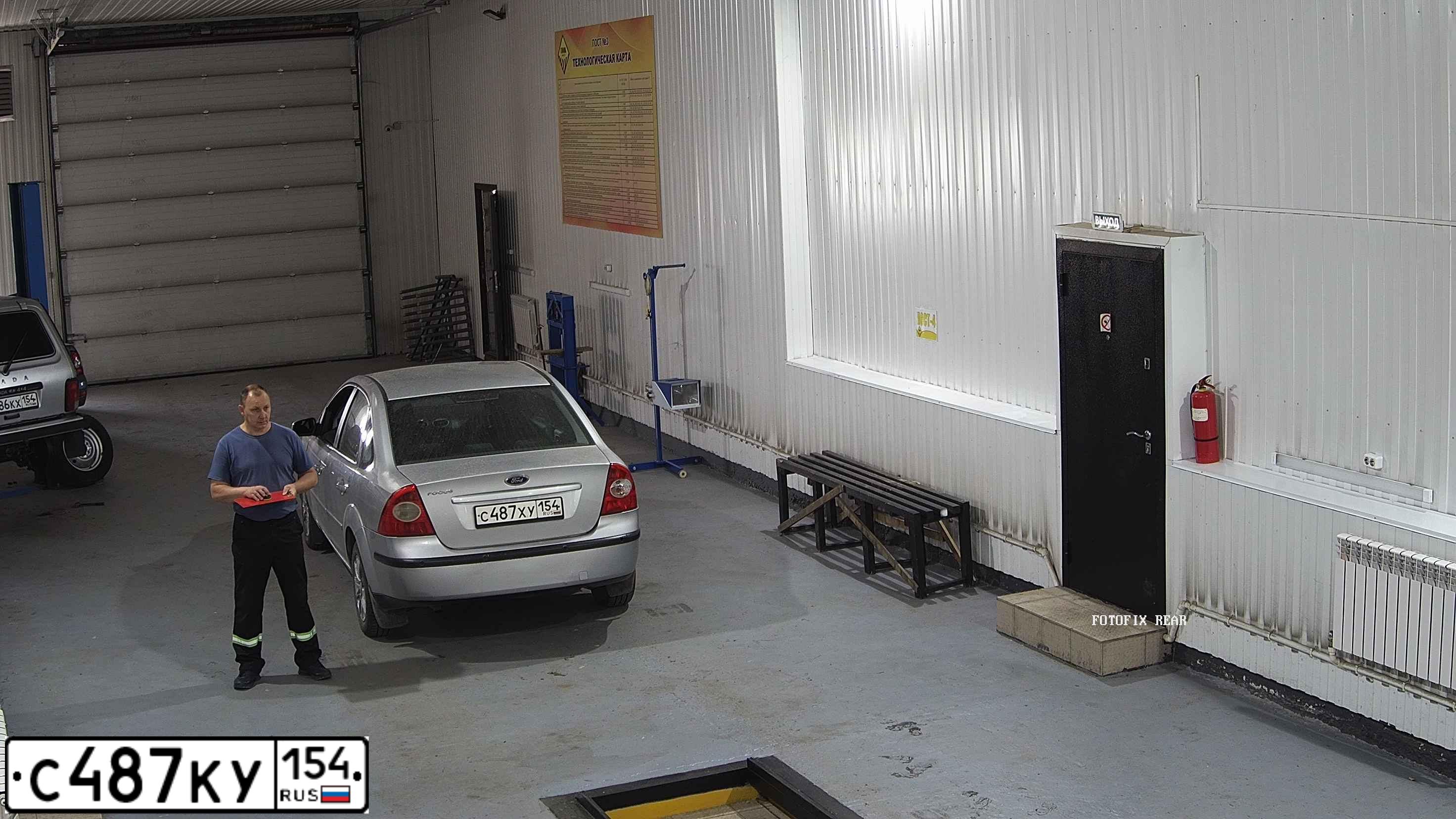 Фото автомобиля FORD FOCUS, 2005 — госномер С487ХУ154. Цвет: СЕРЕБРИСТЫЙ