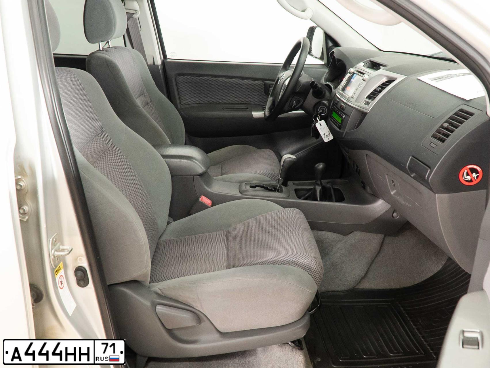 Фото автомобиля TOYOTA HILUX, 2012 — госномер А444НН71. Цвет: Серебристый
