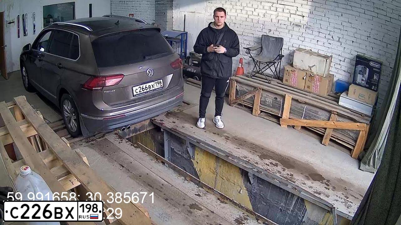 Фото автомобиля VOLKSWAGEN TIGUAN, 2019 — госномер С226ВХ198. Цвет: КОРИЧНЕВЫЙ