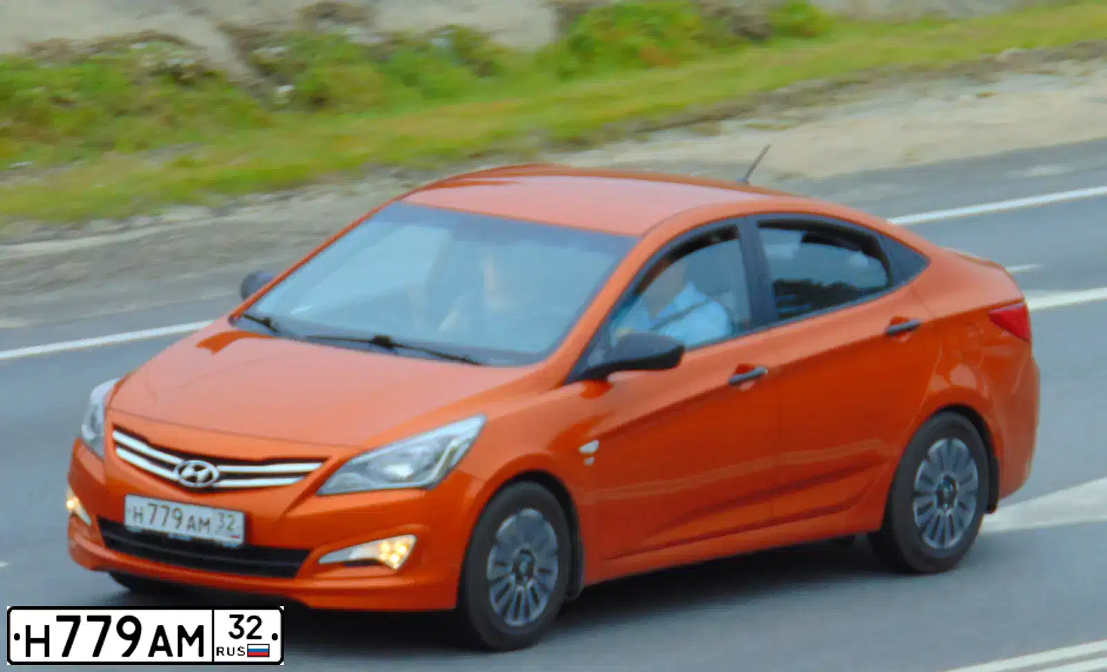 Фото автомобиля HYUNDAI SOLARIS, 2015 — госномер Н779АМ32. Цвет: ОРАНЖЕВЫЙ