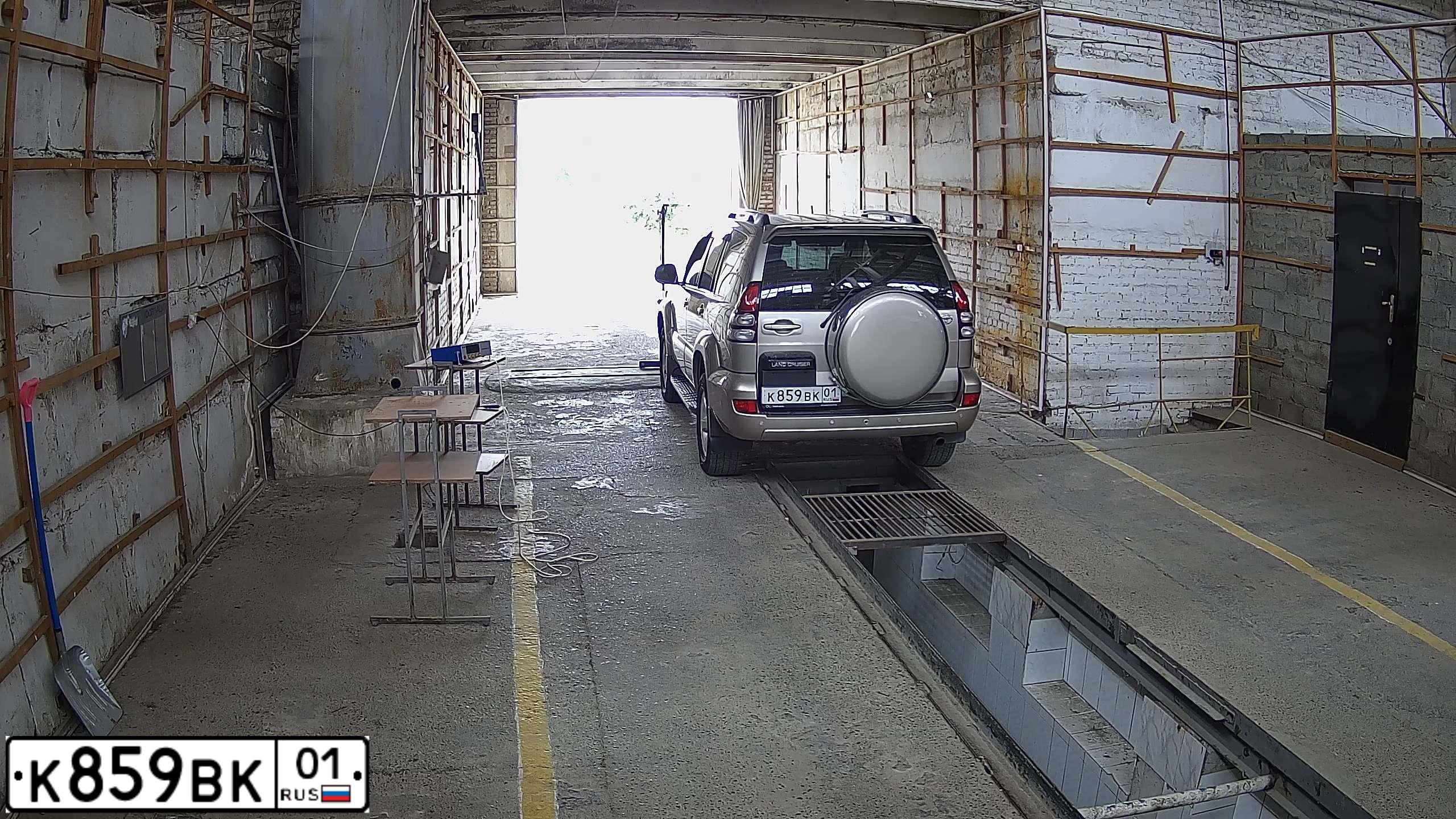 Фото автомобиля TOYOTA LANDCRUISER, 2004 — госномер А022АА01. Цвет: БЕЖЕВЫЙ