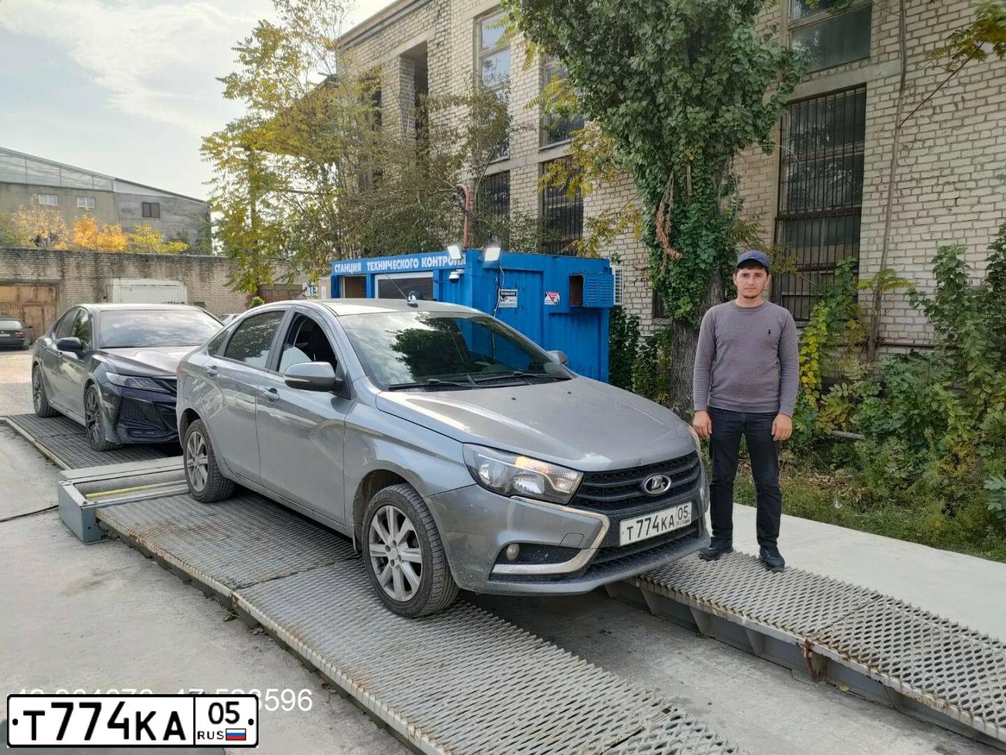 Фото автомобиля LADA VESTA, 2019 — госномер Т774КА05. Цвет: СЕРЫЙ