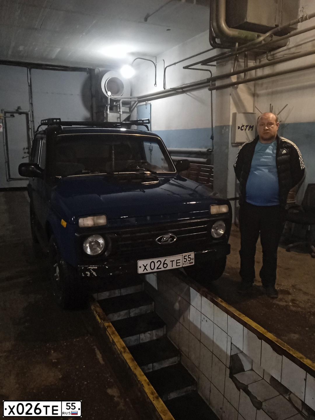 Фото автомобиля LADA 2121 NIVA, 2011 — госномер Х026ТЕ55. Цвет: сине-зеленый