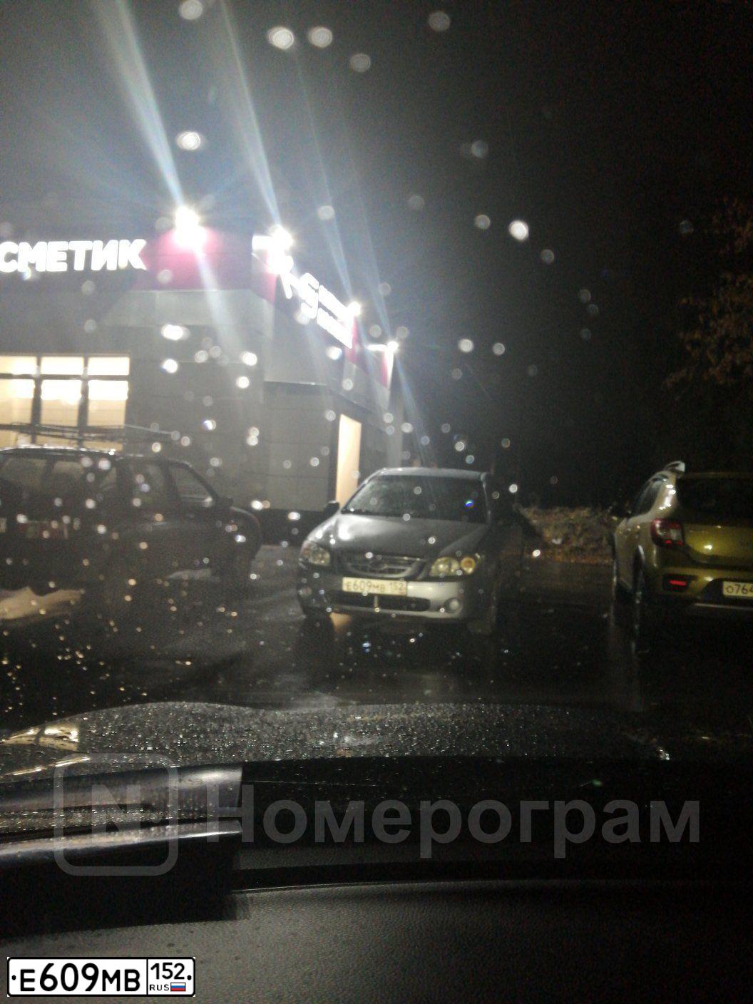 Фото автомобиля KIA CERATO, 2006 — госномер Е609МВ152. Цвет: СВЕТЛО-СЕРЫЙ