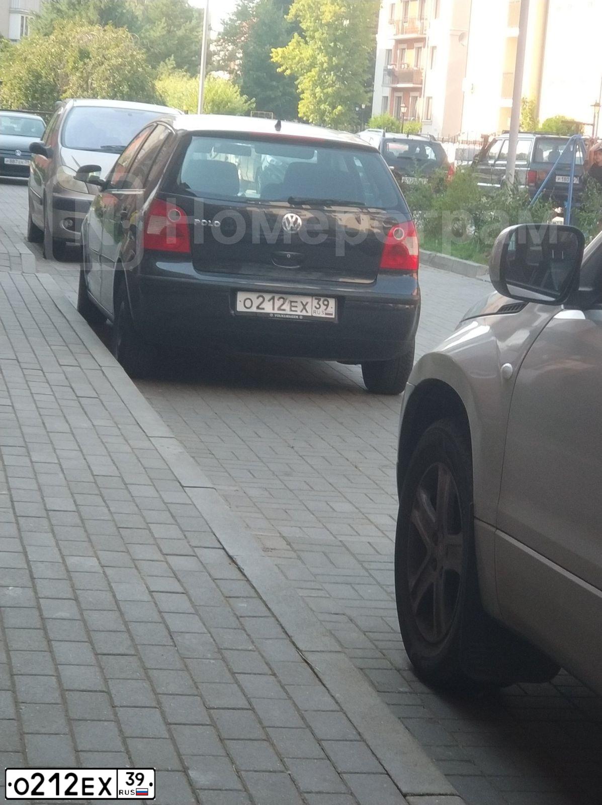 Фото автомобиля VOLKSWAGEN POLO, 2003 — госномер О212ЕХ39. Цвет: ЧЕРНЫЙ