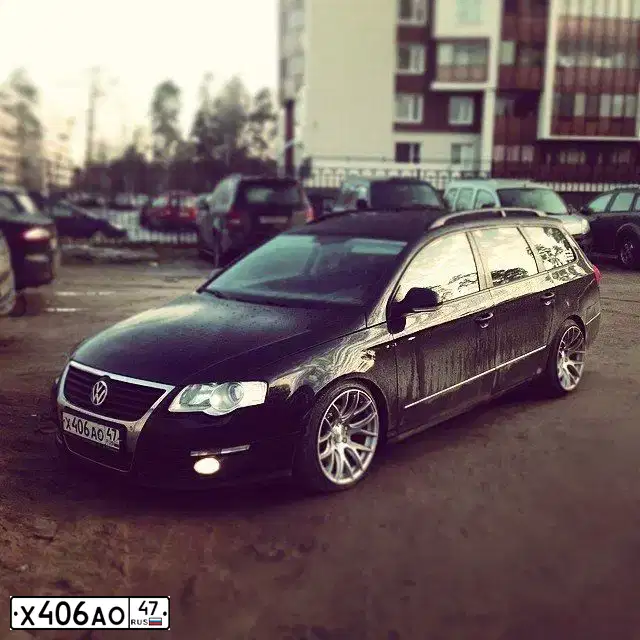 Фото автомобиля VOLKSWAGEN JETTA, 2012 — госномер Х402АО47. Цвет: Серебристо-Желтый