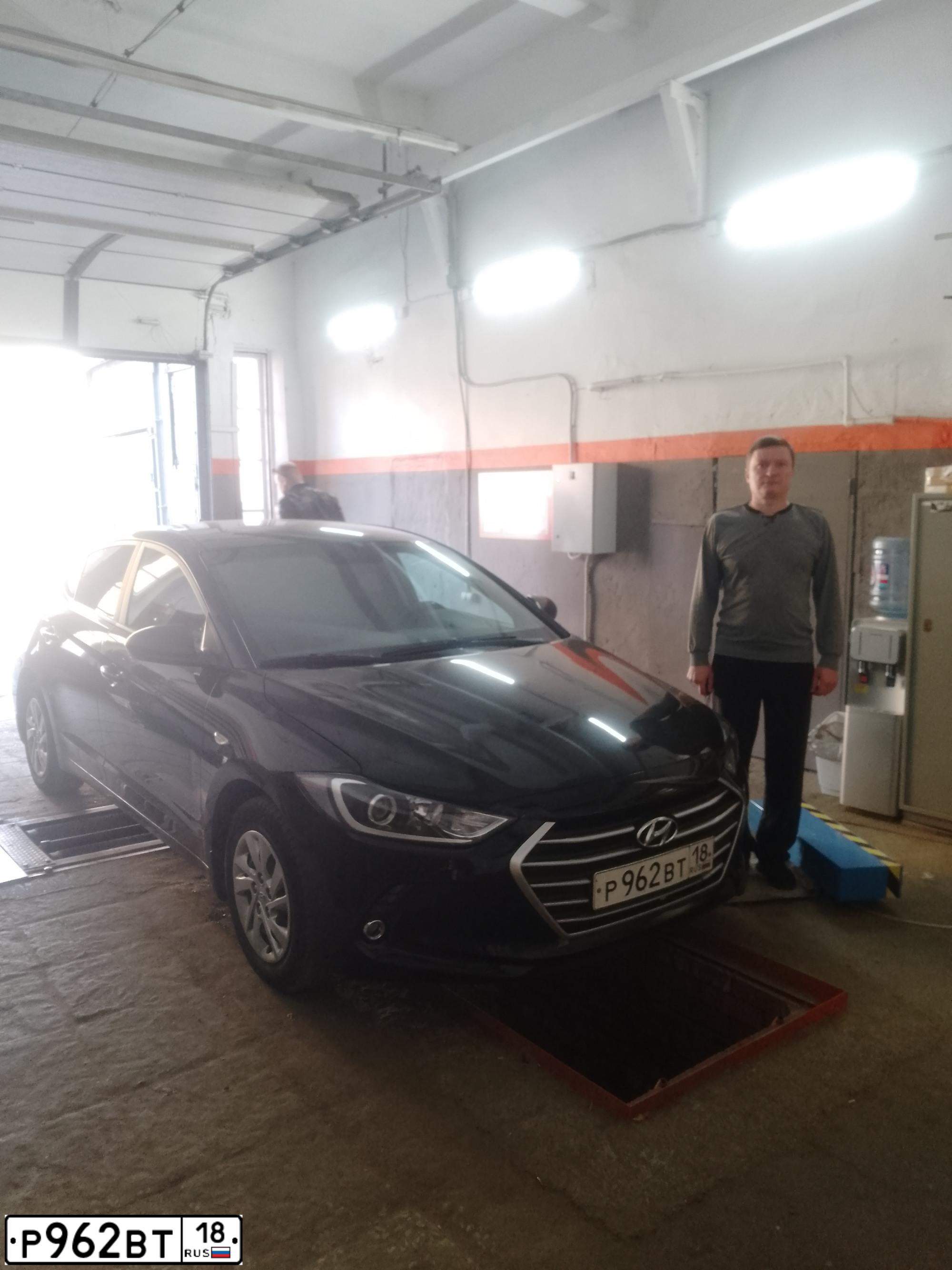 Фото автомобиля HYUNDAI ELANTRA, 2017 — госномер Р962ВТ18. Цвет: ЧЕРНЫЙ