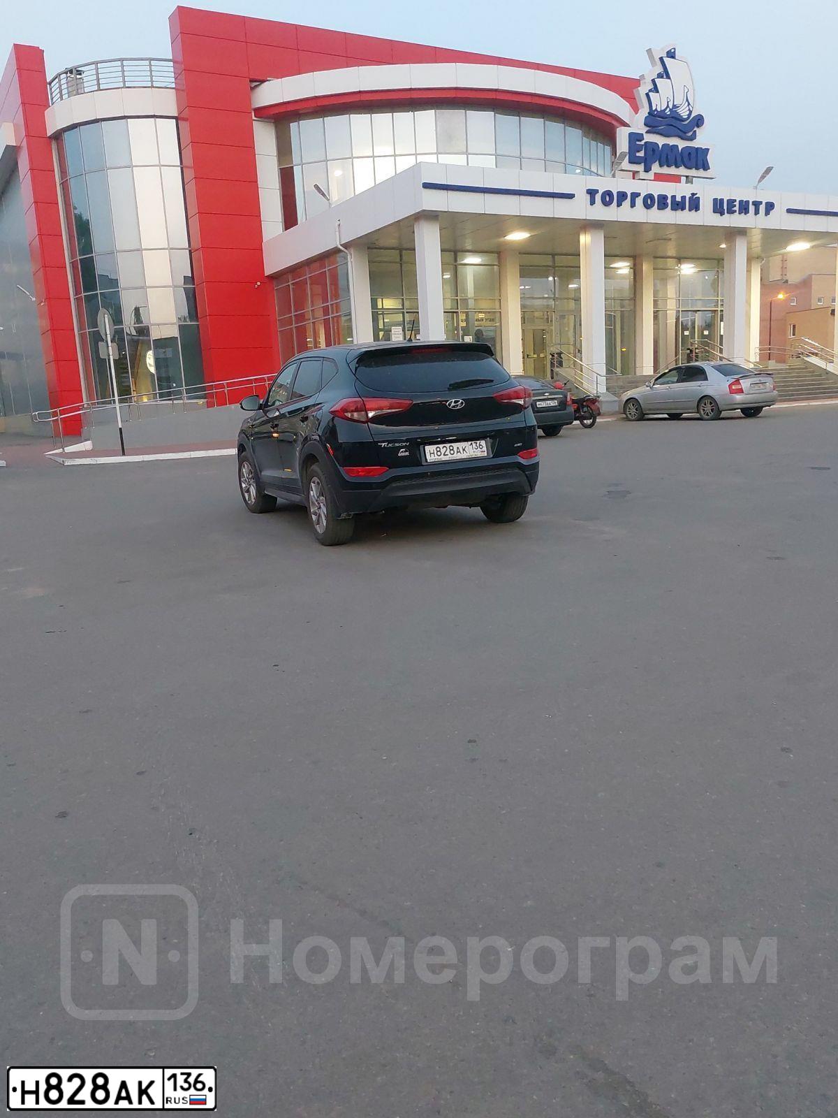 Фото автомобиля HYUNDAI TUCSON, 2016 — госномер Н828АК136. Цвет: ЧЕРНЫЙ