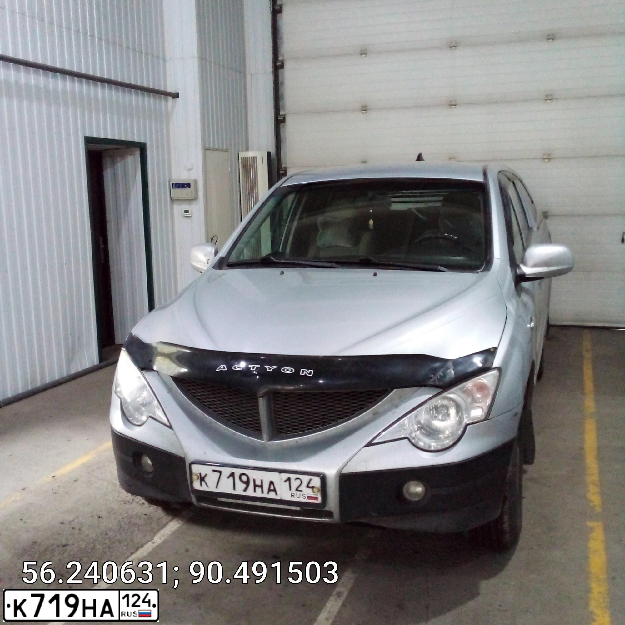 Фото автомобиля SSANGYONG ACTYON SPORTS, 2011 — госномер Р899ХХ24. Цвет: серебристый
