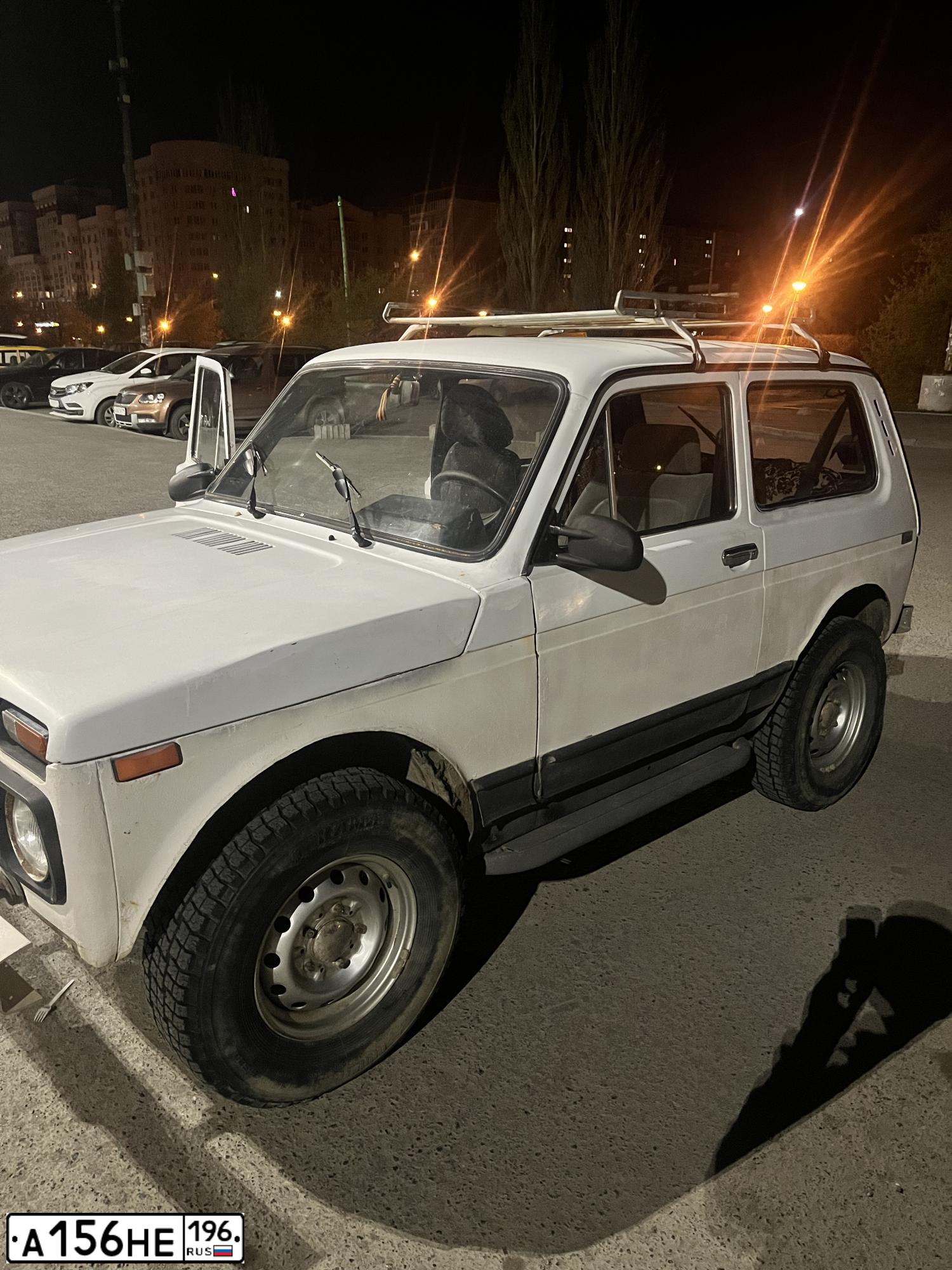 Фото автомобиля LADA 2121 NIVA, 1998 — госномер А156НЕ196. Цвет: Белый