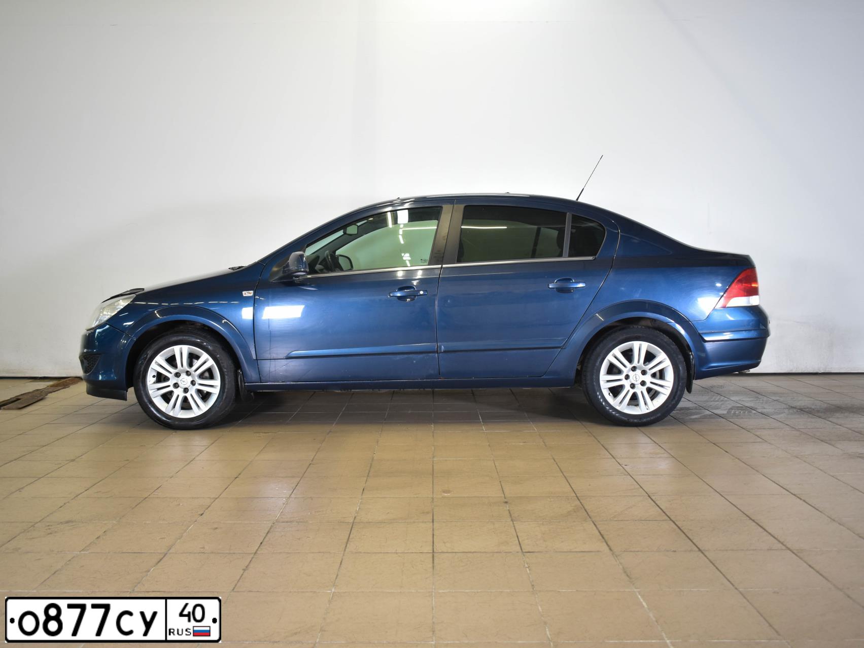 Фото автомобиля OPEL ASTRA, 2011 — госномер О877СУ40. Цвет: СИНИЙ