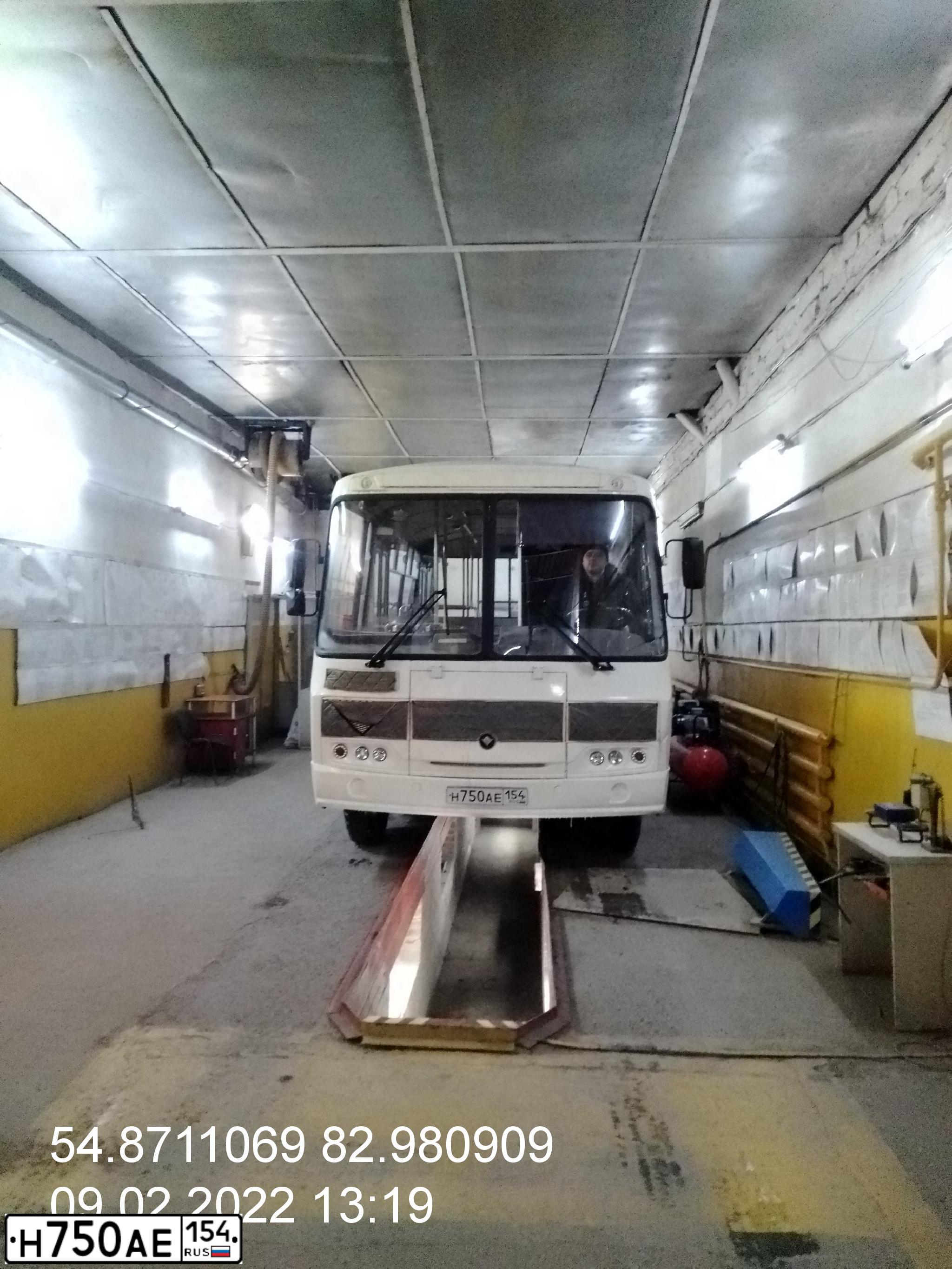 Фото автомобиля PAZ 3205, 2018 — госномер Н750АЕ154. Цвет: Белый