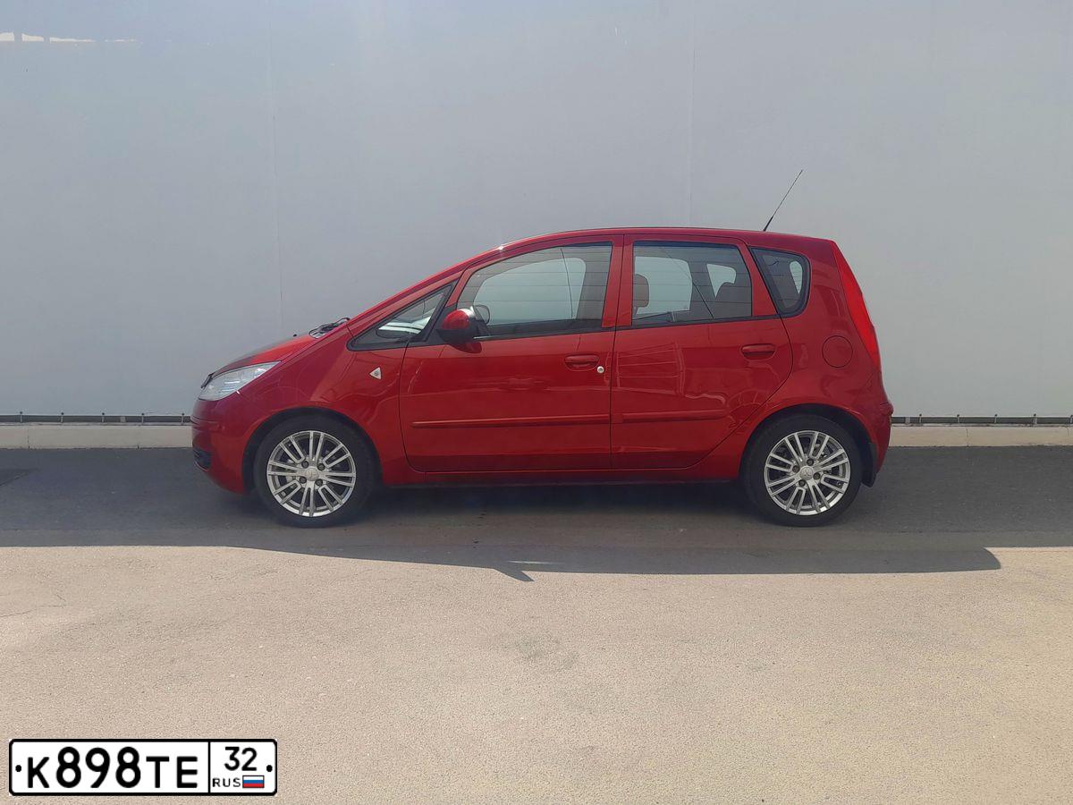 Фото автомобиля MITSUBISHI COLT, 2008 — госномер Р226ВО32. Цвет: Красный