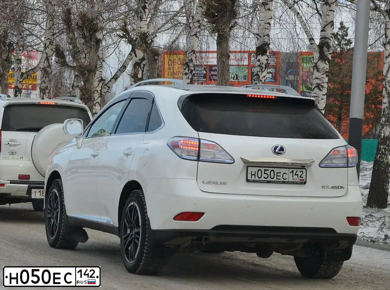 Фото автомобиля LEXUS RX, 2011 — госномер Н050ЕС142. Цвет: ПЕРЛАМУТРОВО-БЕЛЫЙ
