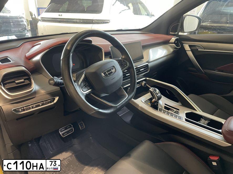 Фото автомобиля GEELY COOLRAY, 2022 — госномер Р136УК790. Цвет: ЖЕЛТЫЙ
