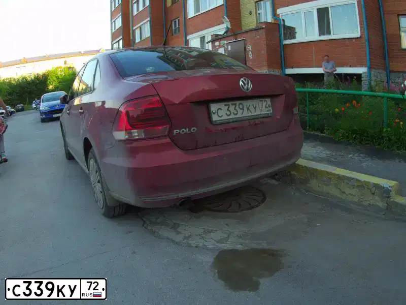 Фото автомобиля VOLKSWAGEN POLO, 2016 — госномер С339КУ72. Цвет: ВИШНЕВО-КРАСНЫЙ