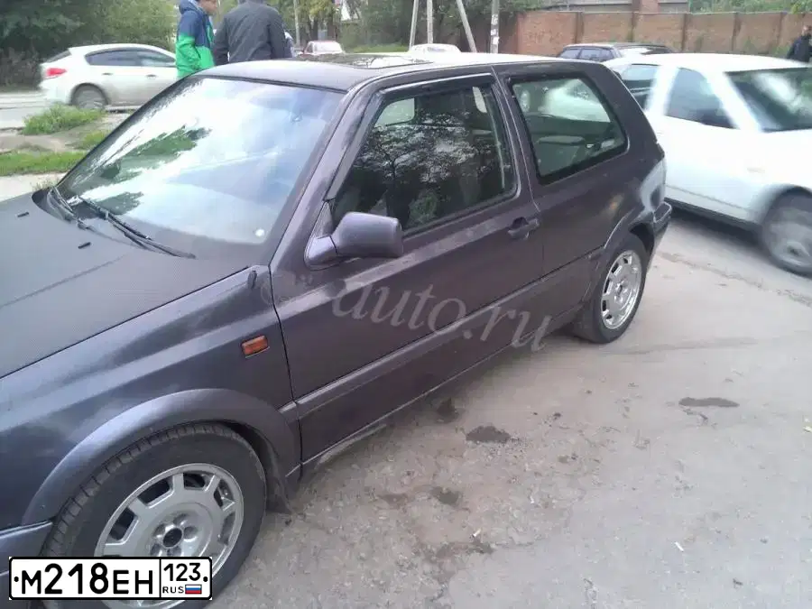 Фото автомобиля VOLKSWAGEN GOLF, 1993 — госномер М218ЕН123. Цвет: ФИОЛЕТОВЫЙ