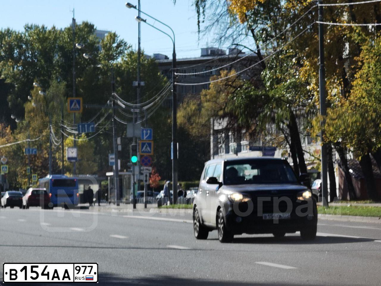 Фото автомобиля KIA SOUL, 2017 — госномер У354АВ799. Цвет: Коричневый