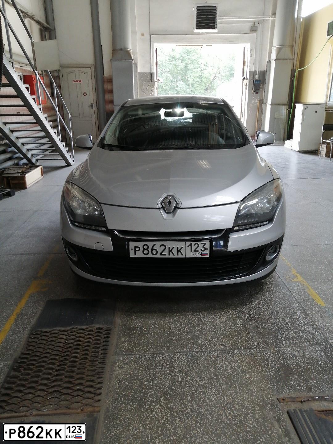 Фото автомобиля RENAULT MEGANE, 2012 — госномер Р862КК123. Цвет: СВЕТЛО-СЕРЫЙ