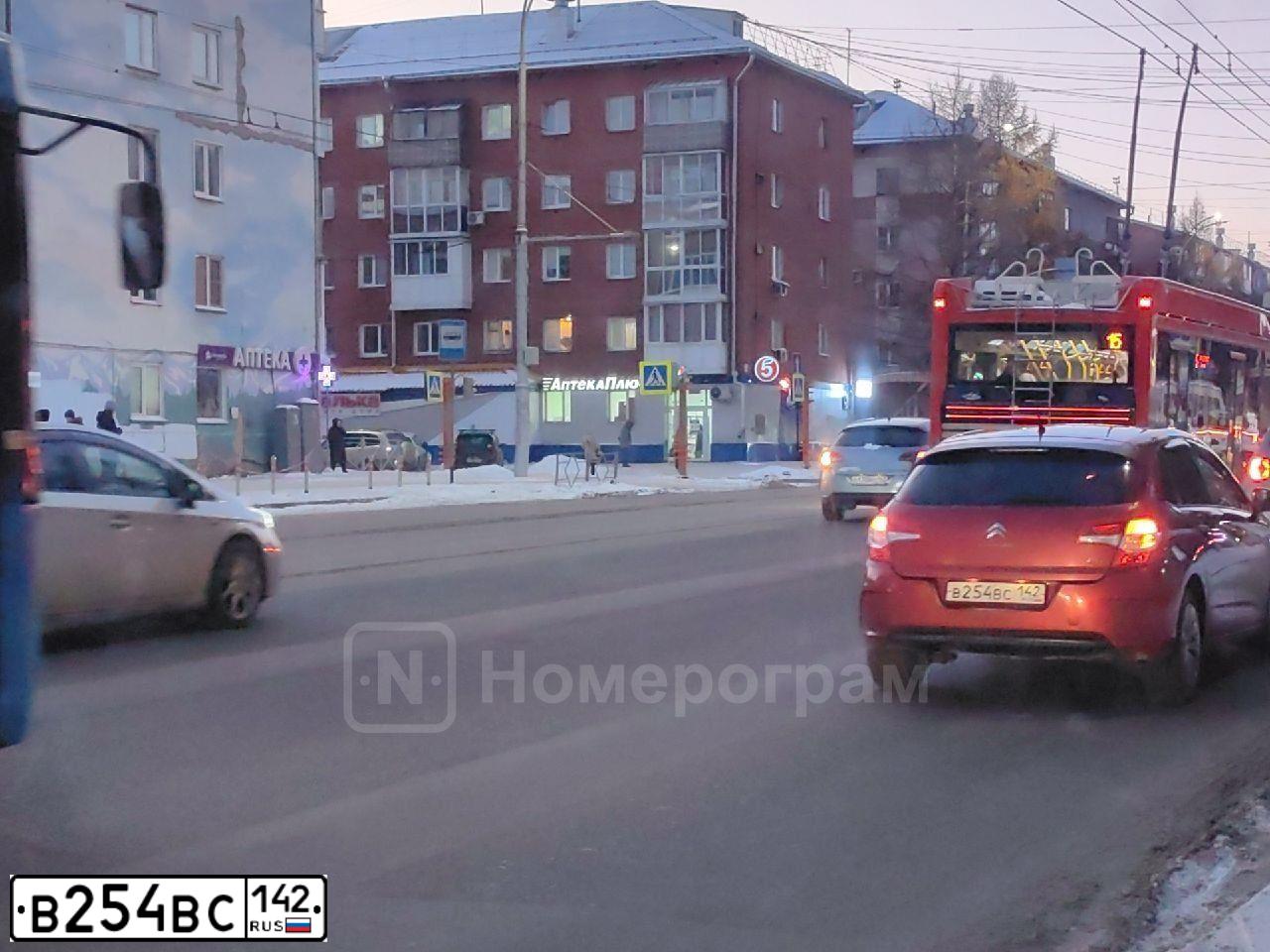 Фото автомобиля CITROEN C4, 2013 — госномер В081ОК142. Цвет: КРАСНЫЙ