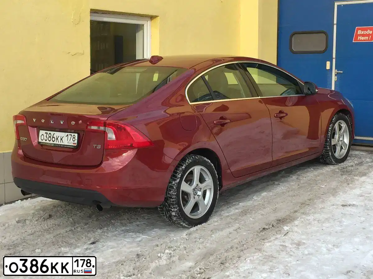 Фото автомобиля VOLVO S60, 2012 — госномер О386КК178. Цвет: Красный