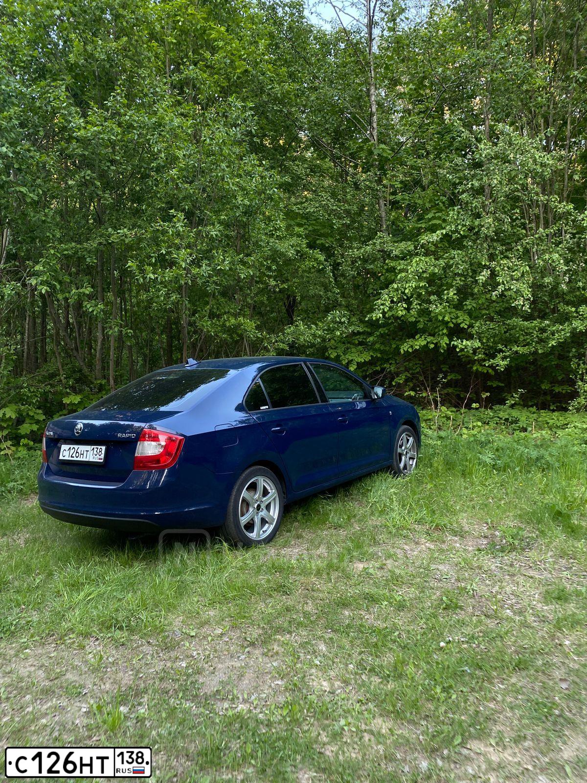 Фото автомобиля SKODA RAPID, 2014 — госномер С126НТ138. Цвет: Темно-синий