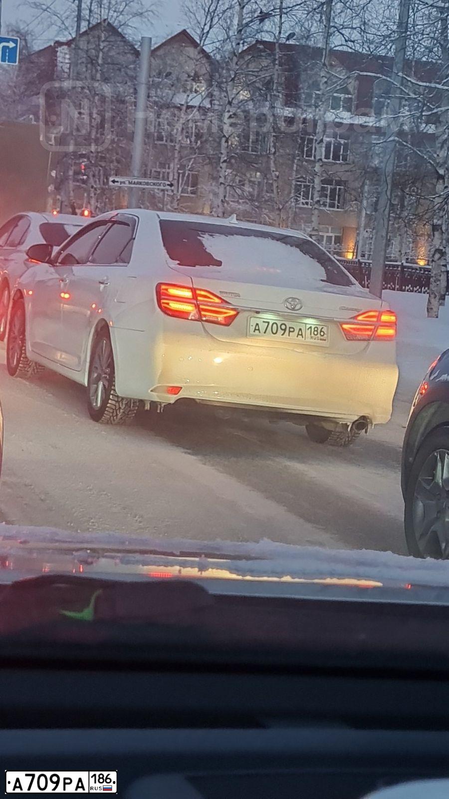 Фото автомобиля TOYOTA CAMRY, 2016 — госномер А709РА186. Цвет: БЕЛЫЙ
