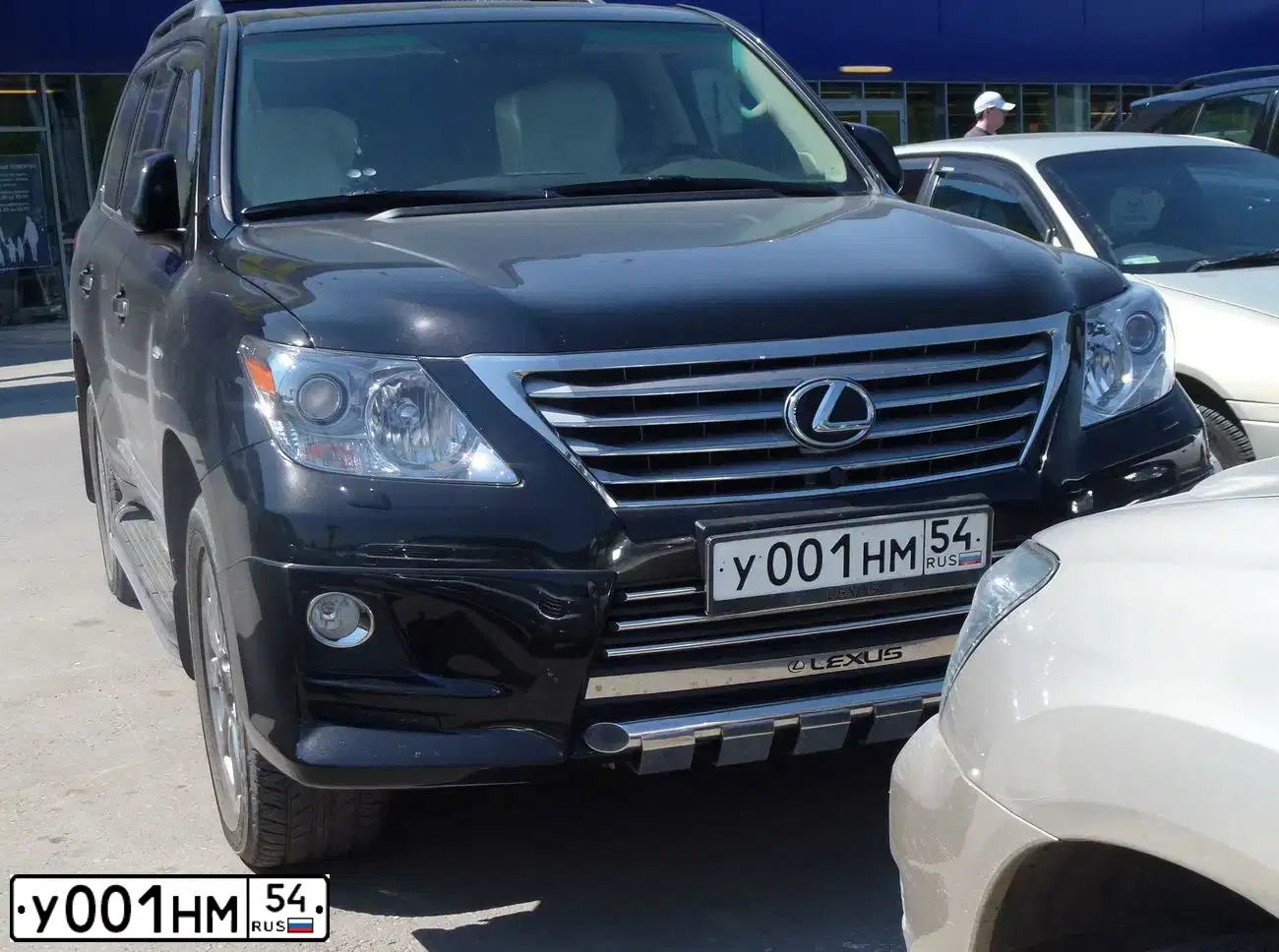 Фото автомобиля LEXUS LX, 2011 — госномер У001НМ54. Цвет: ЧЕРНЫЙ