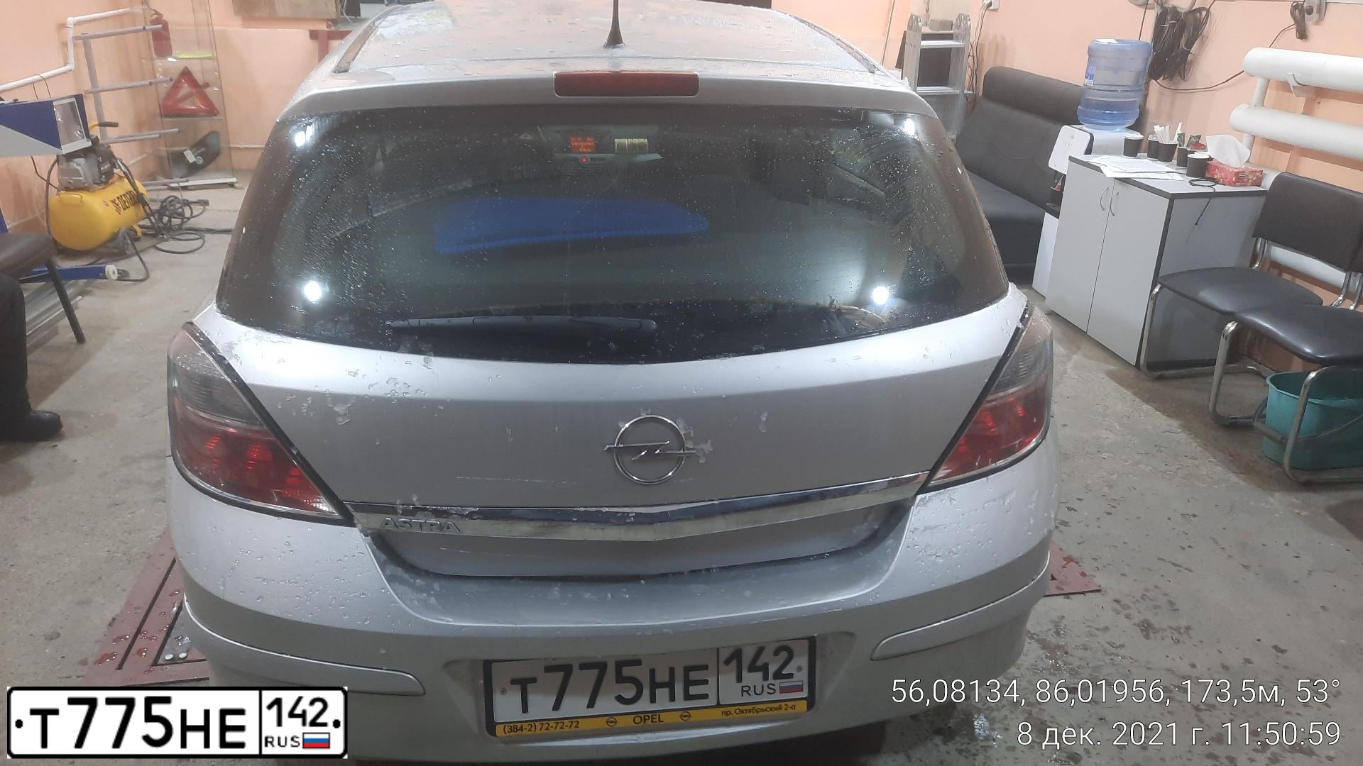 Фото автомобиля OPEL ASTRA, 2010 — госномер Х702УК42. Цвет: СЕРЕБРИСТЫЙ