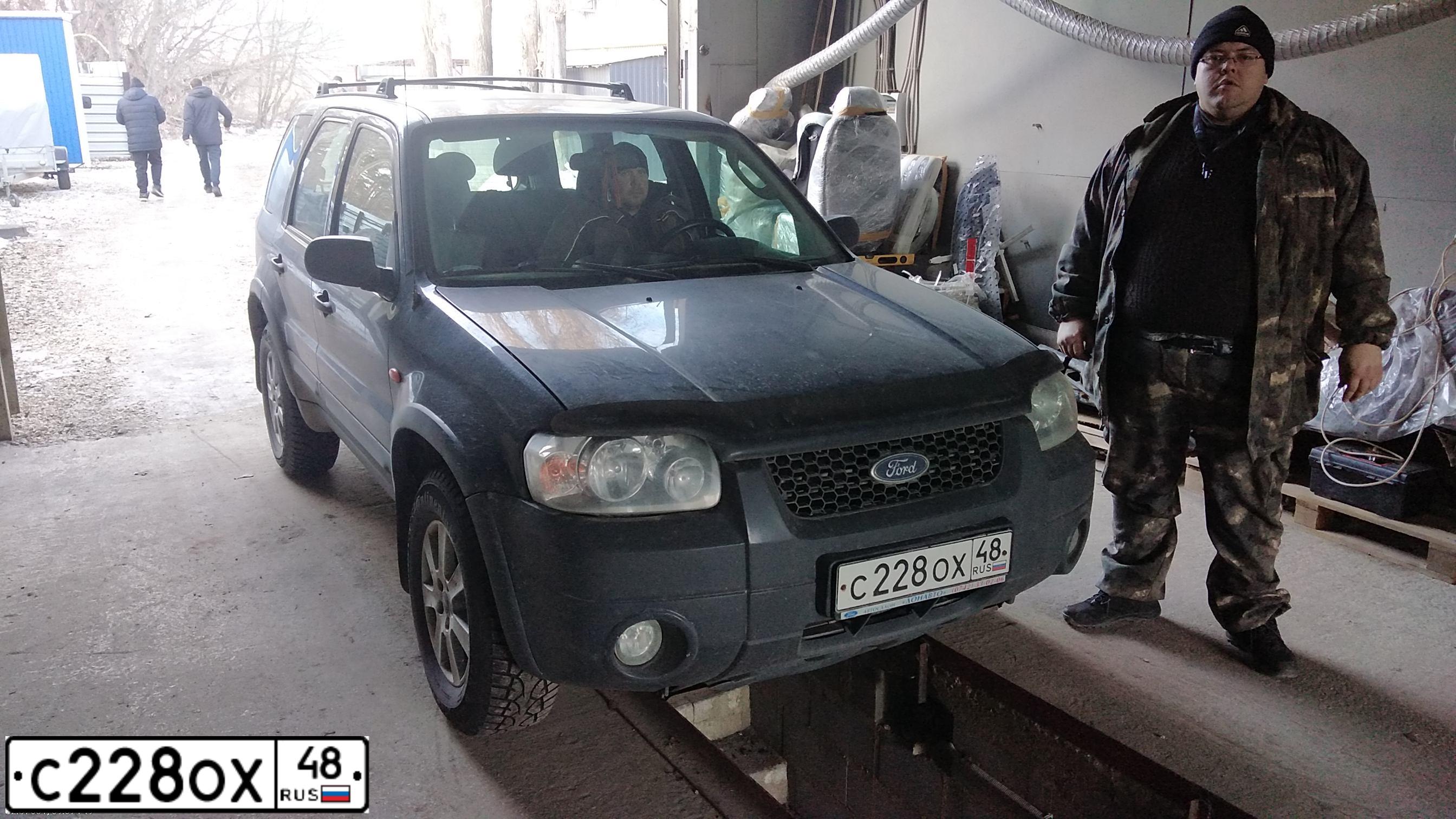 Фото автомобиля FORD MAVERICK, 2004 — госномер У821КН48. Цвет: ЧЕРНЫЙ