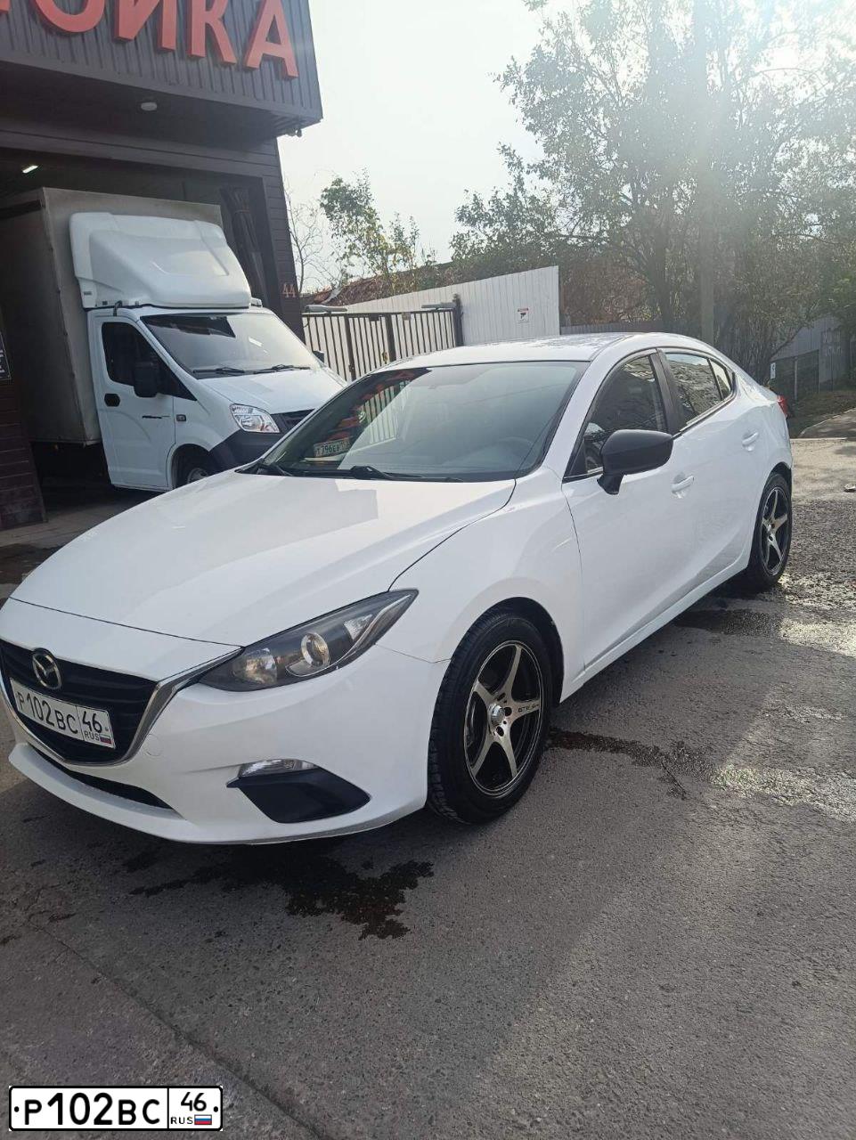 Фото автомобиля MAZDA 3, 2014 — госномер Н232УН40. Цвет: Белый