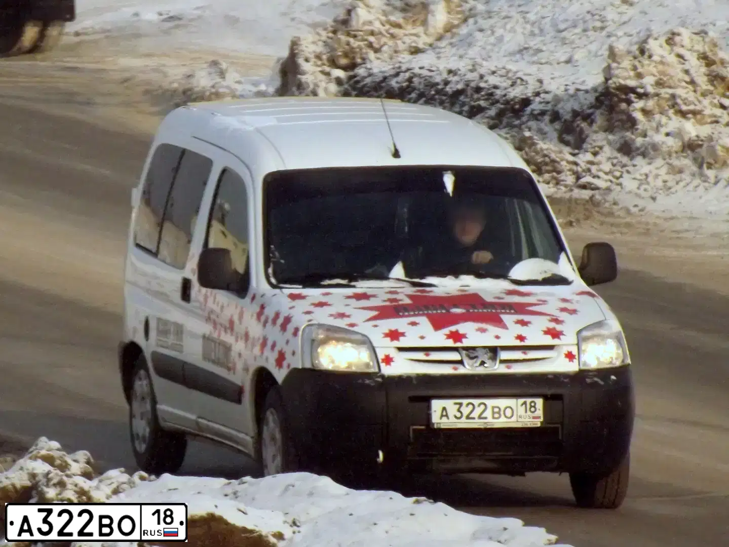 Фото автомобиля PEUGEOT PARTNER, 2010 — госномер А322ВО18. Цвет: Белый