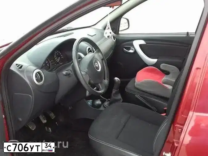 Фото автомобиля RENAULT SANDERO, 2012 — госномер С706УТ34. Цвет: Красный